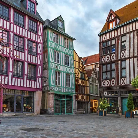 Geoffroy Sublime Duplex A Proximite De La Place Du Vieux Marche Apartment *