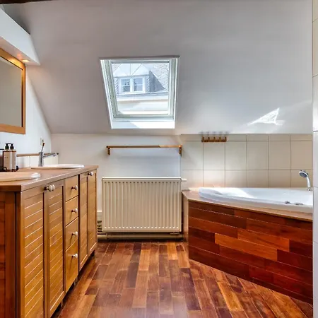 Geoffroy Sublime Duplex A Proximite De La Place Du Vieux Marche *